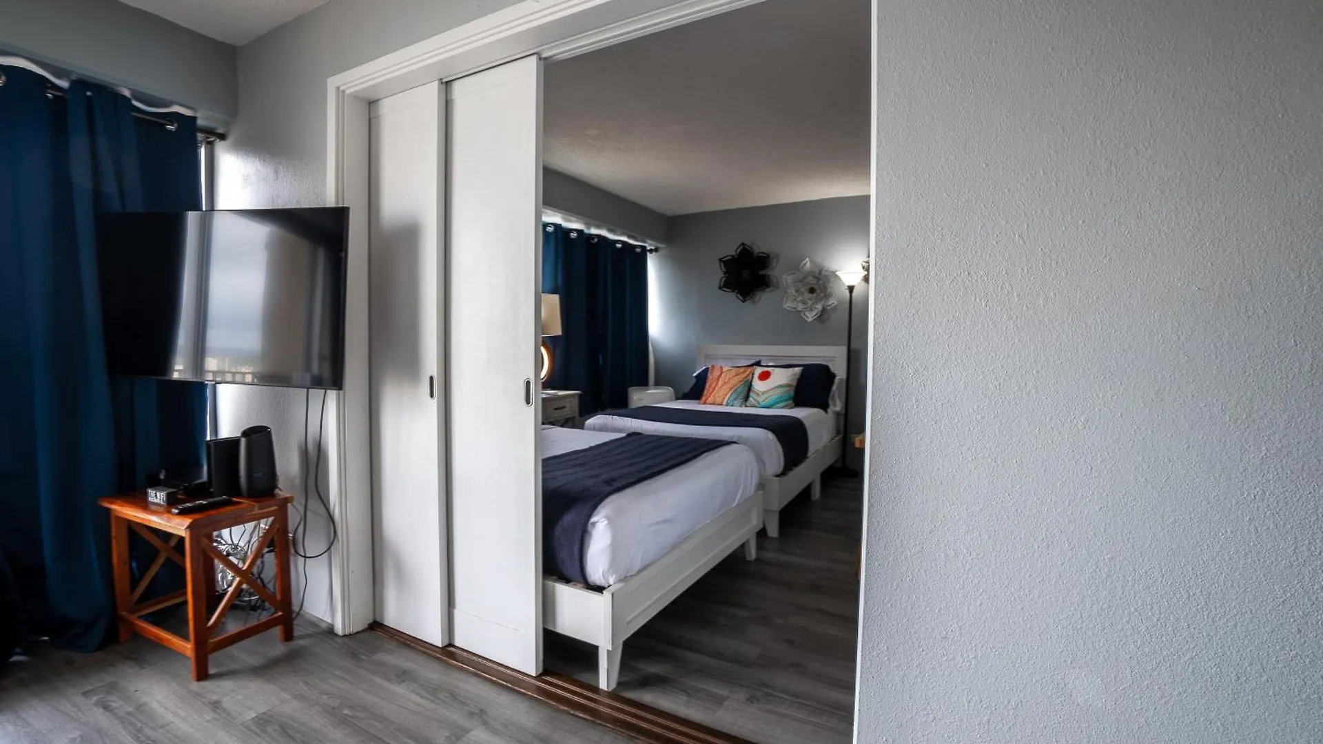 2 Bedroom Waikiki Condo Sleeps 6 Free Parking Honolulu