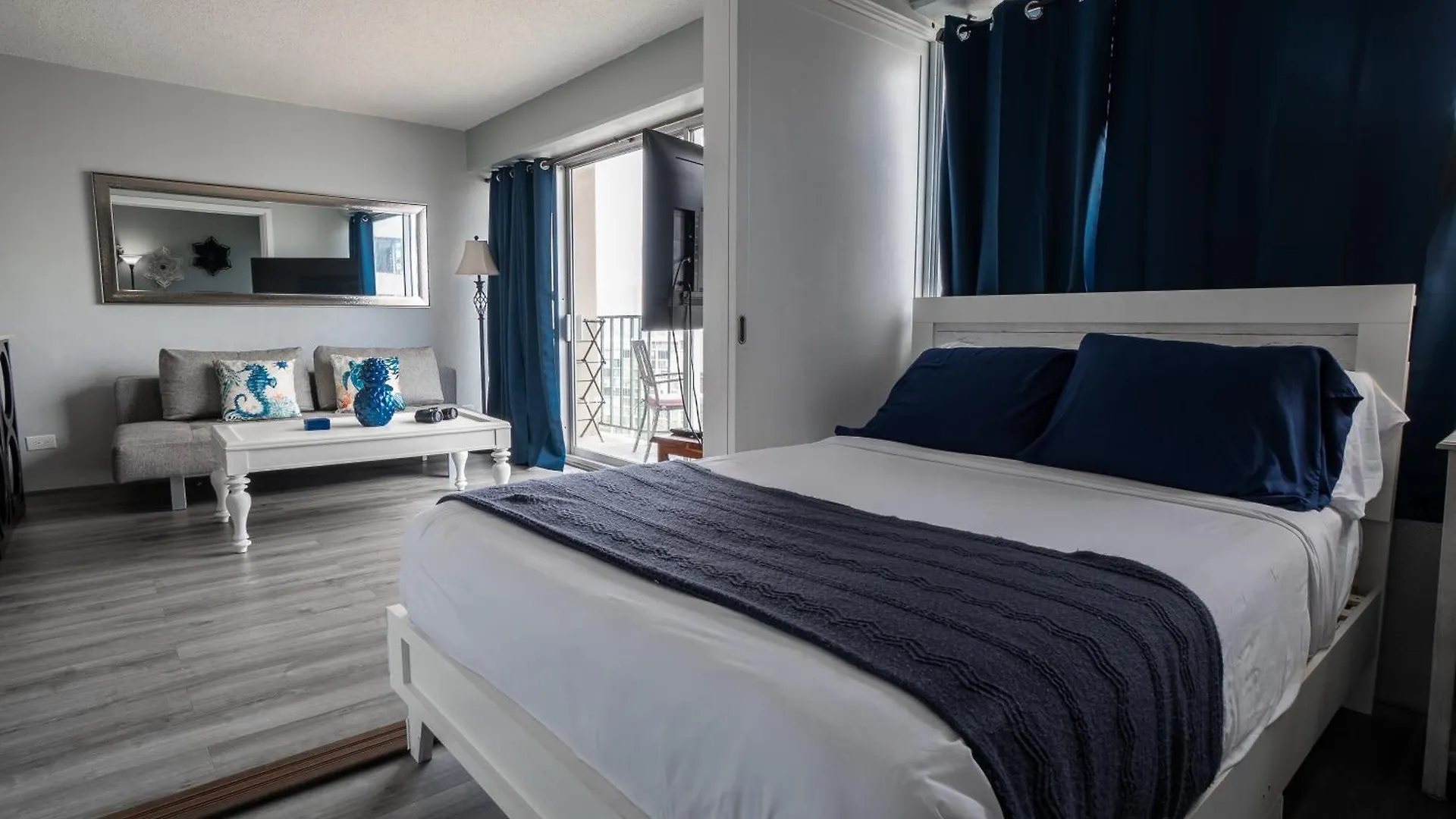 2 Bedroom Waikiki Condo Sleeps 6 Free Parking Honolulu